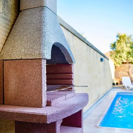 4 Bedroom With Private Pool *