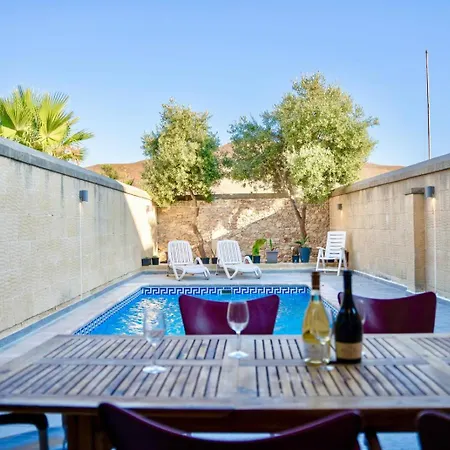 4 Bedroom With Private Pool Case de vacanță Għarb