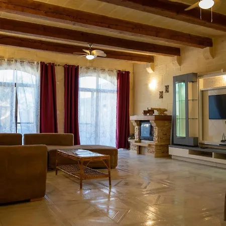 4 Bedroom With Private Pool Case de vacanță Għarb