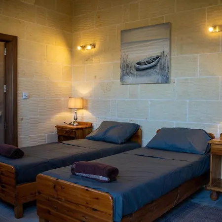 4 Bedroom With Private Pool * Għarb