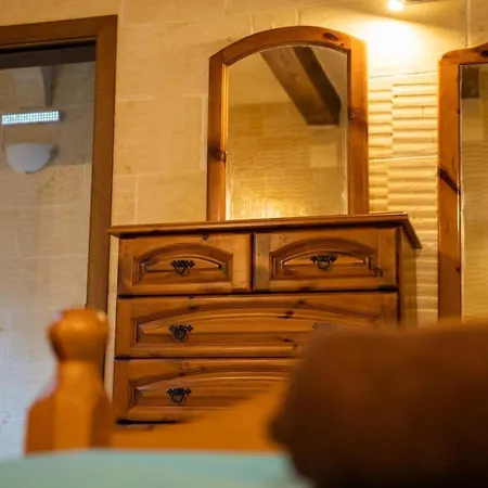 4 Bedroom With Private Pool Għarb