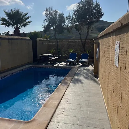 4 Bedroom With Private Pool Case de vacanță Għarb
