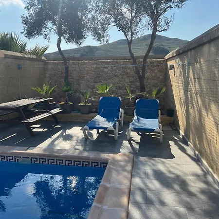 Case de vacanță 4 Bedroom With Private Pool Għarb