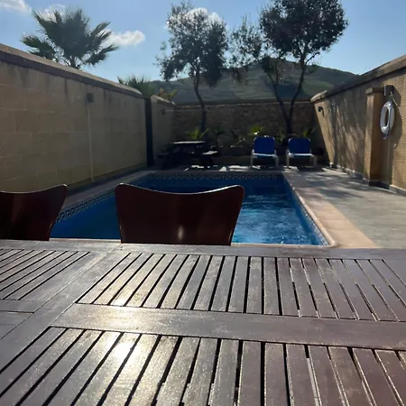 4 Bedroom With Private Pool Għarb