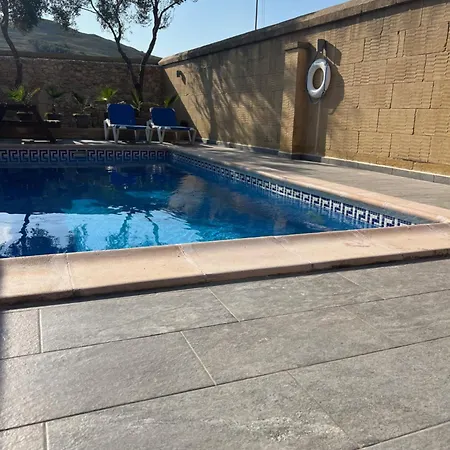 4 Bedroom With Private Pool * Għarb