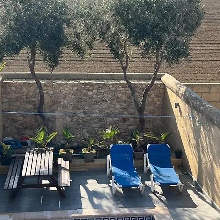 4 Bedroom With Private Pool Case de vacanță Għarb